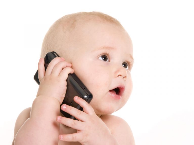 El uso del celular y niños menores de 2 años