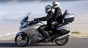 Lee más sobre el artículo Cómo viajar seguro en moto con otra persona