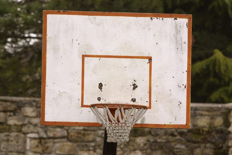 ¿Cómo instalar un tablero de baloncesto en un poste?