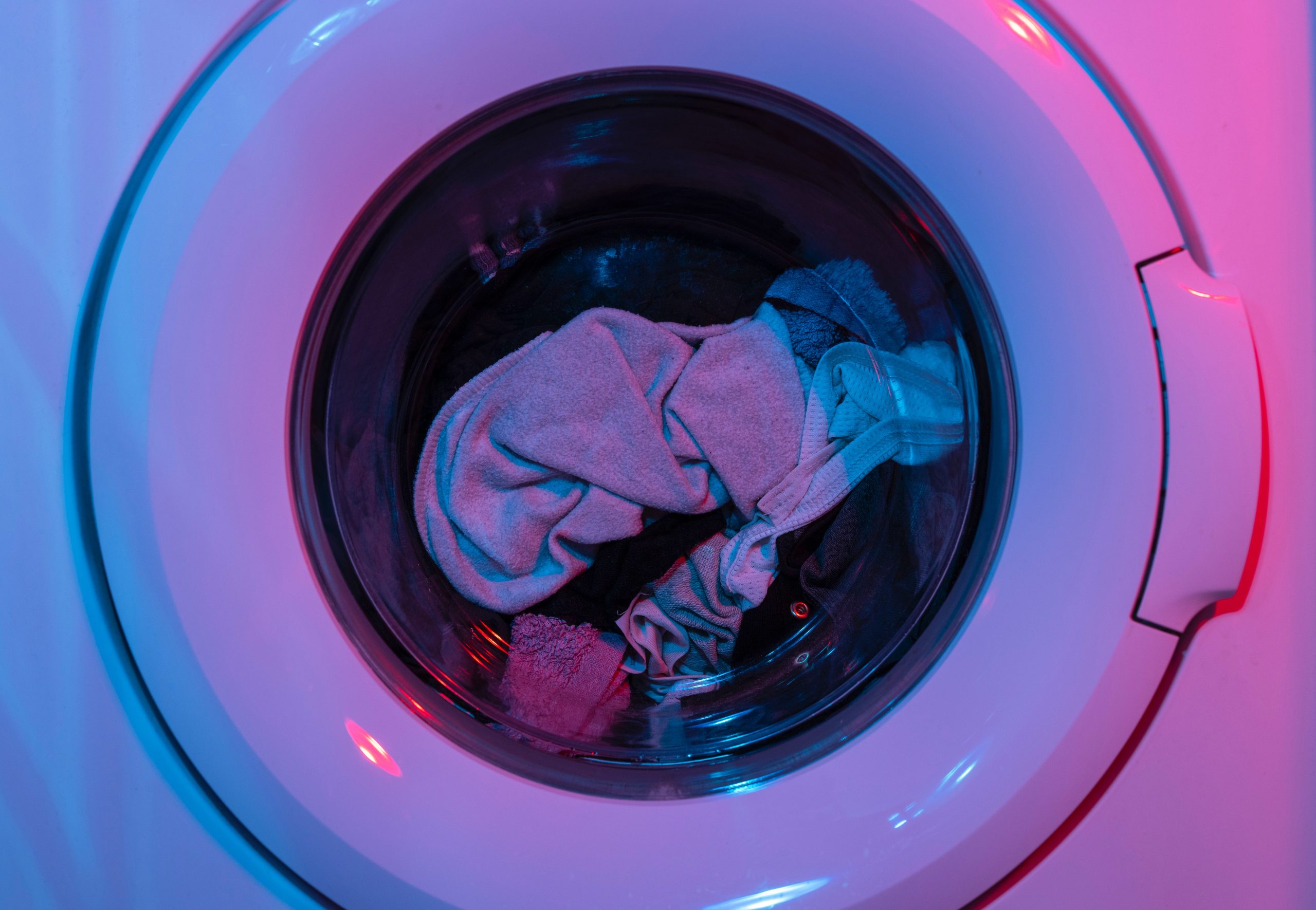 Cómo limpiar ropa en lavadoras con líquido para platos