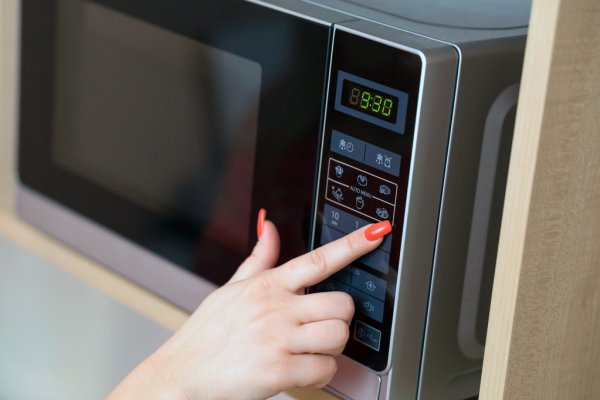 ¿Cómo limpiar un horno de microondas?
