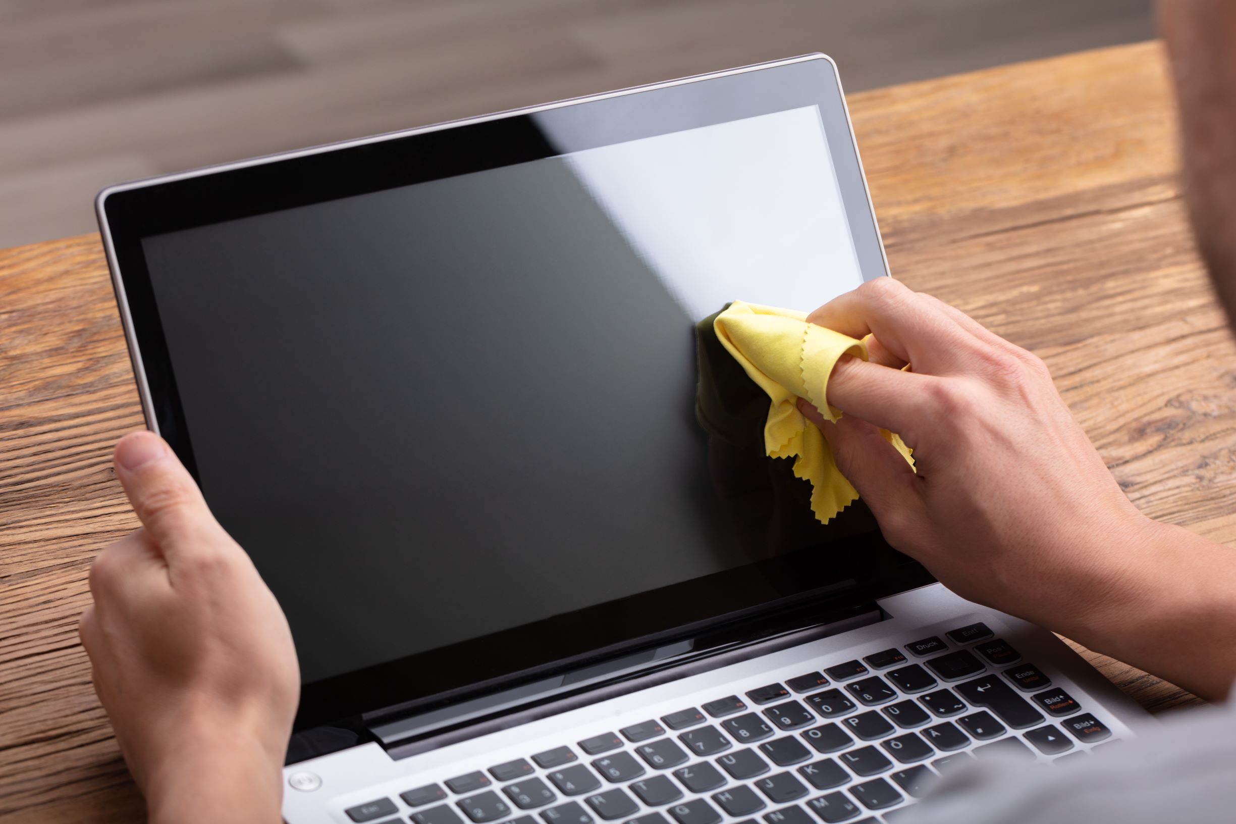 ¿Cómo desinfectar y limpiar la pantalla de tu laptop?