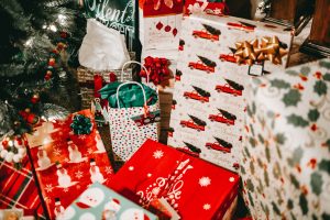 Lee más sobre el artículo ¿Cuál es el mejor papel para envolver regalos en Navidad?