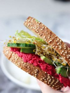 Lee más sobre el artículo Sándwich vegetariano con hummus