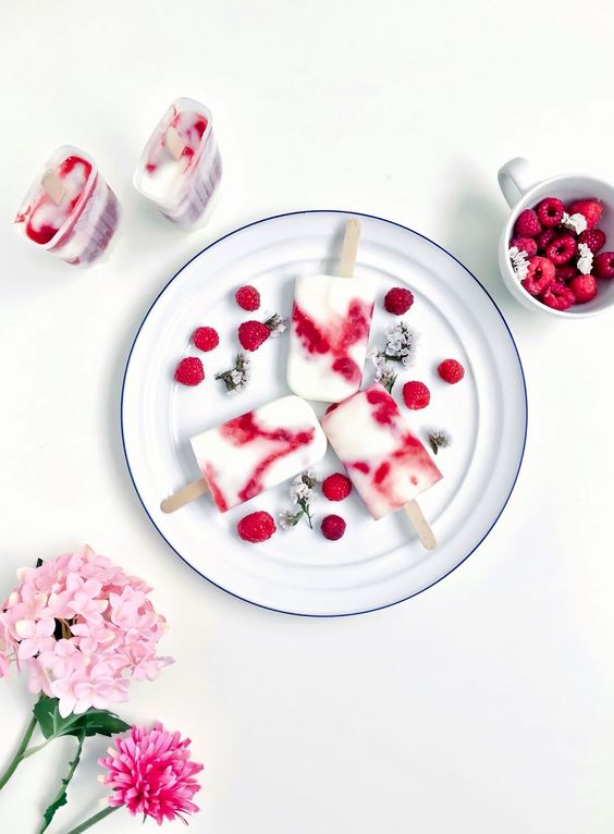 Prueba esta corteza de yogur griego con frambuesa