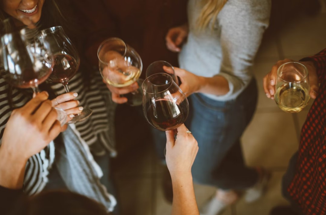 Pros y contras de vinos y licores en fiestas empresariales
