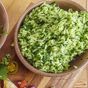 Lee más sobre el artículo Prepara esta deliciosa ensalada acompañada de arroz verde y camarones a la plancha