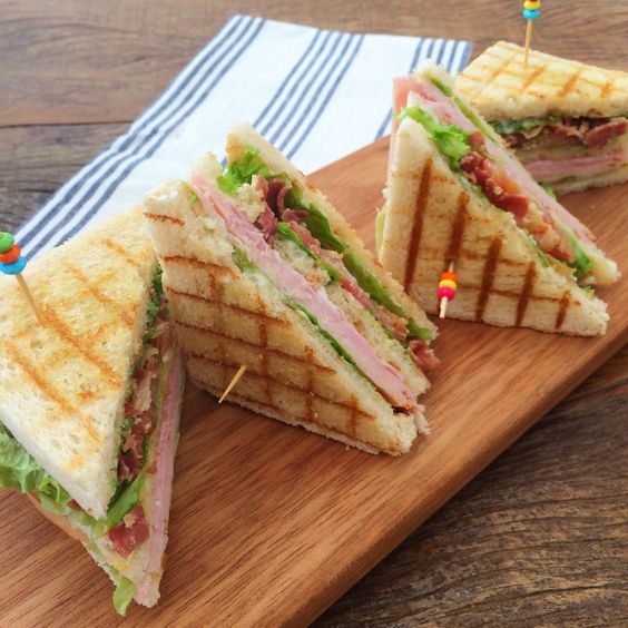 Prepara este delicioso sándwich vegano y acompañado de hummus