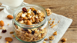 Lee más sobre el artículo Beneficios de Consumir Granola en el Desayuno