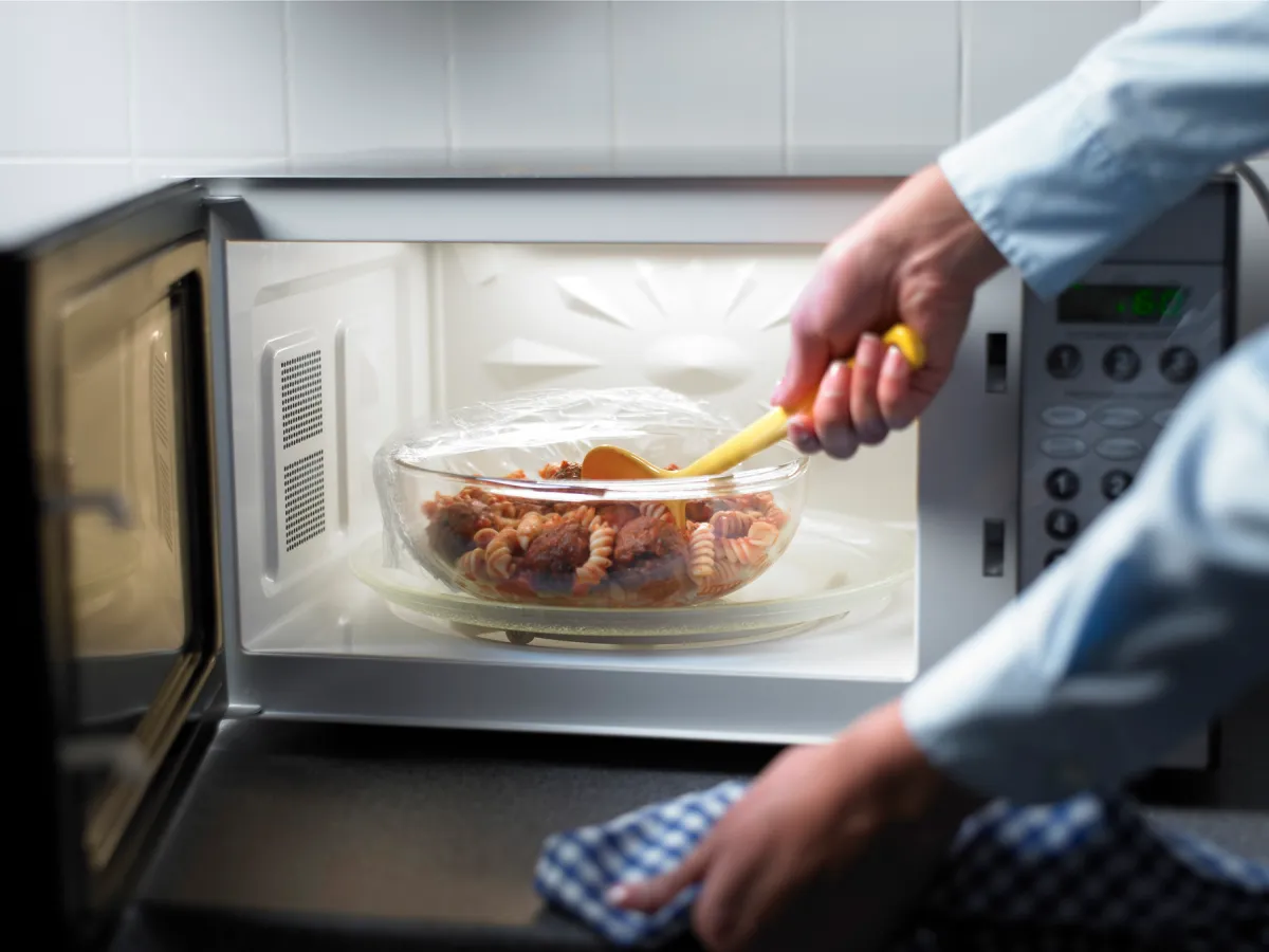 Microondas con dignidad: trucos para cocinar bien (no solo recalentar)